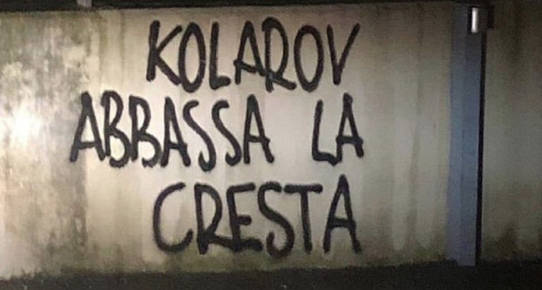 I tifosi della Roma contro Kolarov