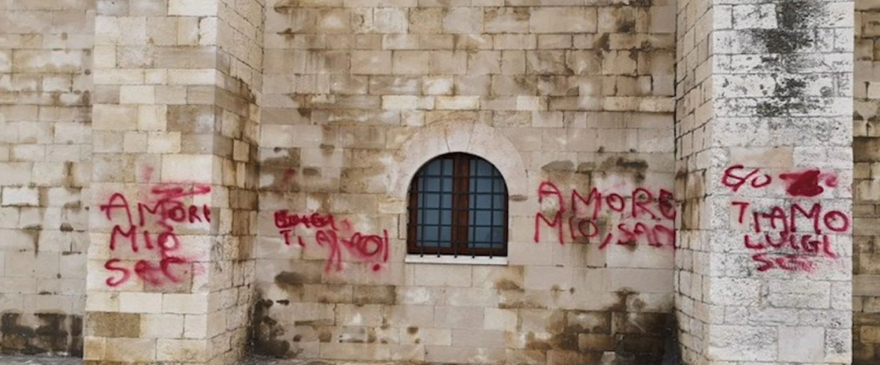 Scritte sul muro della cattedrale di Trani per San Valentino