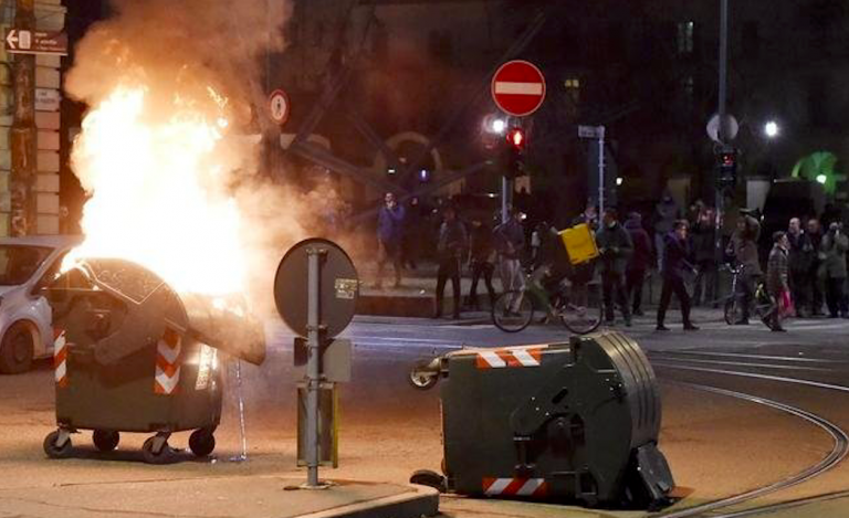 Torino, antagonisti lanciano petardo contro carcere