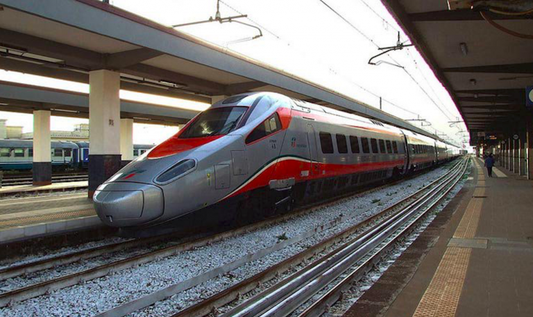Uomo investito da treno ad alta velocità