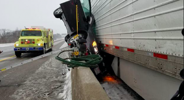 usa-incidente-auto-schiacciata-tir