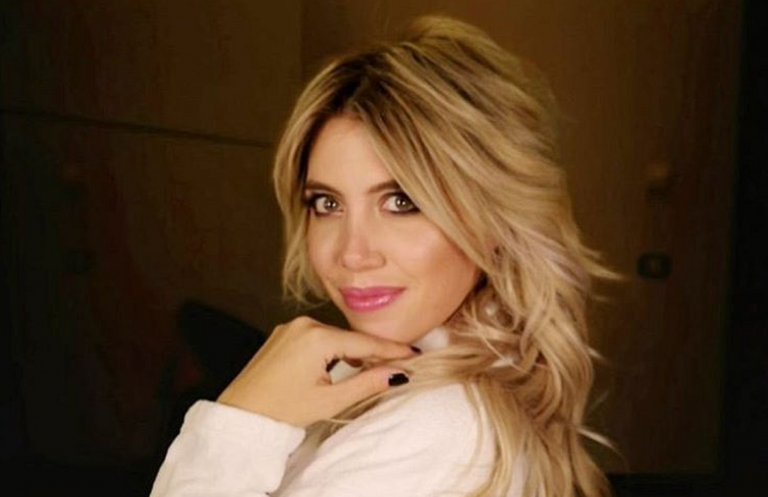 Como, sassi contro l'auto di Wanda Nara