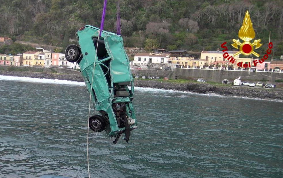 Auto travolta da un'onda a Catania