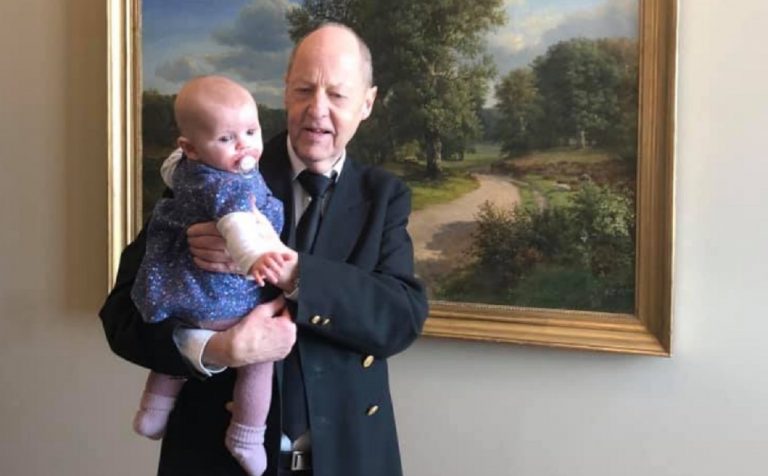 Danimarca, deputata In aula con la bambina