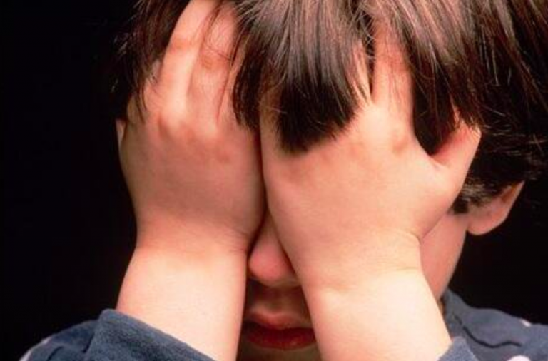 bambino violentato a scuola