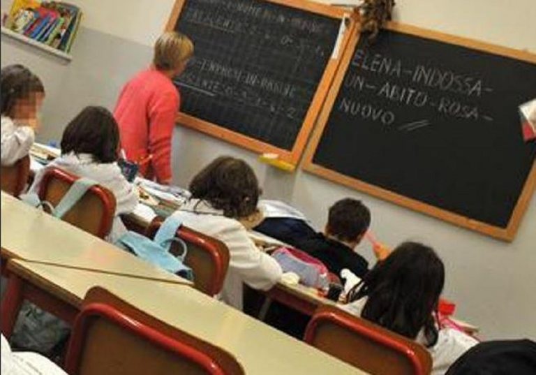 bimbo maestra picchiare compagno