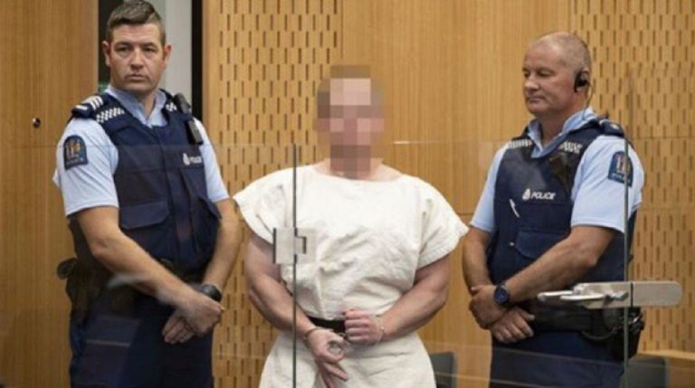 Il gesto di Brenton Tarrant in tribunale