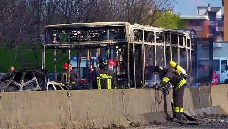 Bambino fa da ostaggio sul bus in fiamme "Mi sono offerto per tutti"