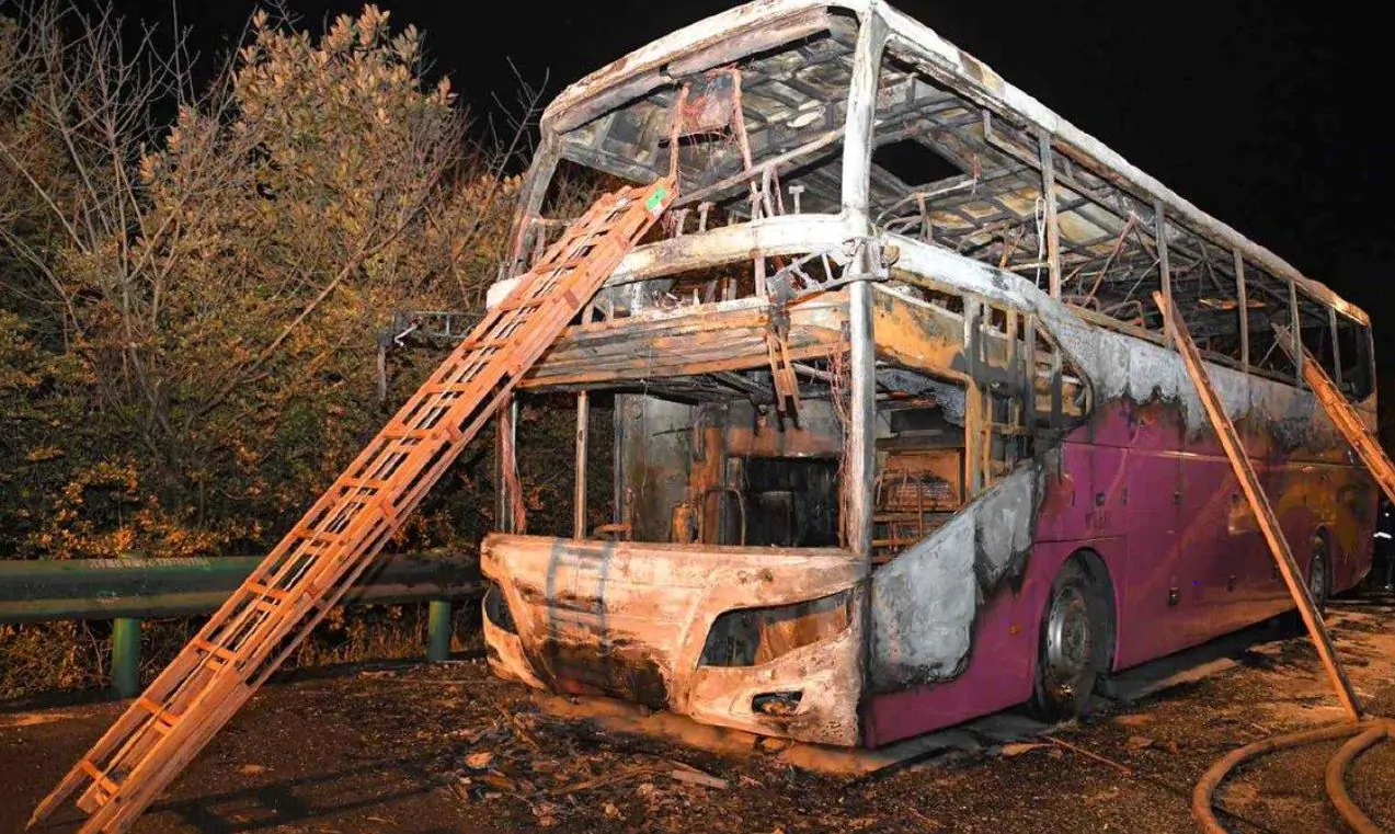 bus in fiamme cina