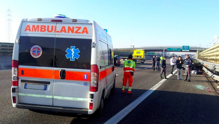 Cade in moto, travolto in autostrada