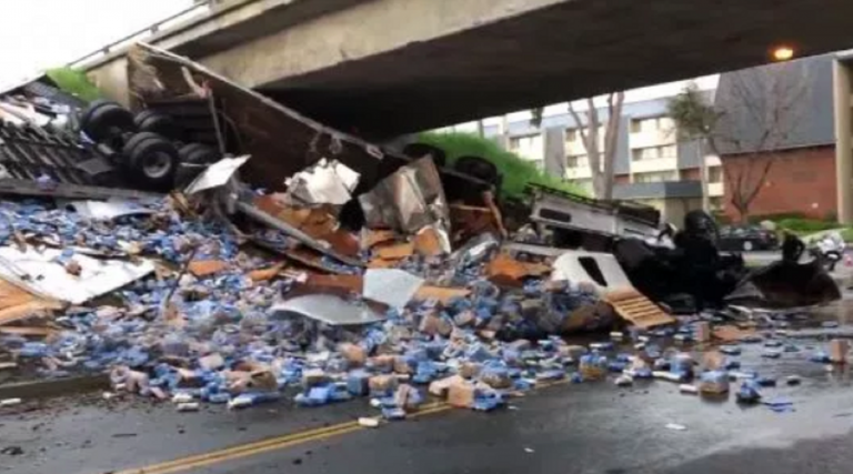 Los Angeles, camion carico di birra si ribalta e blocca la strada