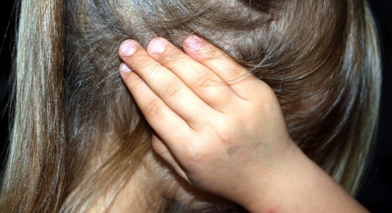 bimba parma violentata negozio