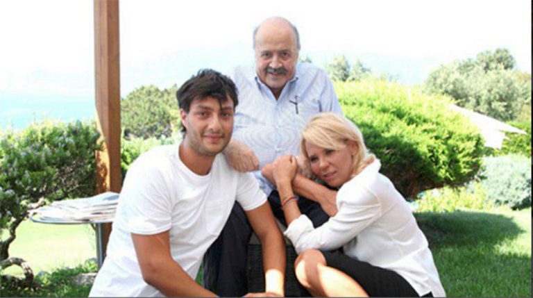 Gabriele Costanzo con i genitori adottivi