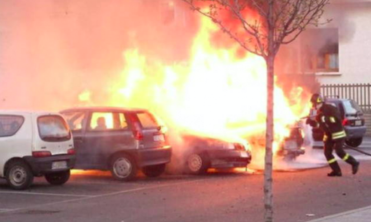 Dà fuoco all'auto dell'ex moglie