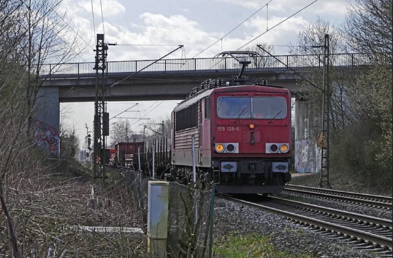 deraglia treno merci