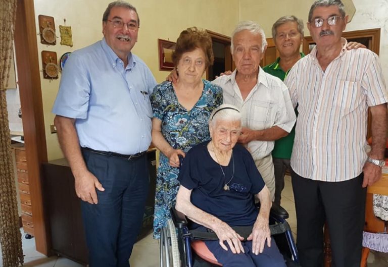 donna più anziana