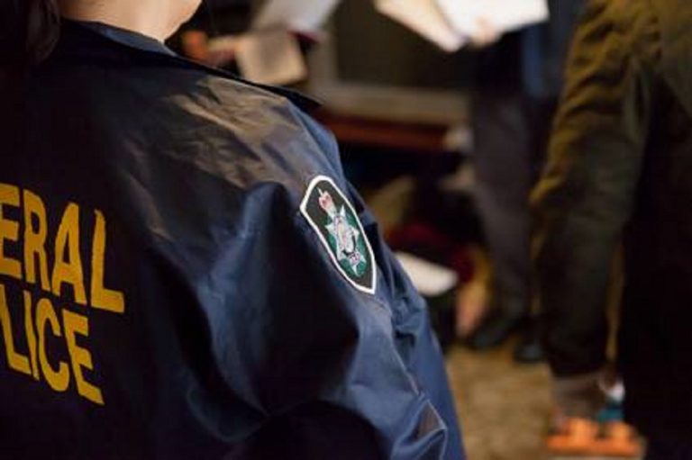Australia, offre del tè al fermato: poliziotta picchiata a sangue