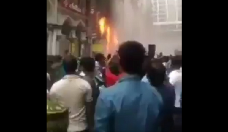 Bangladesh, a fuoco un grattacielo di Dacca: persone intrappolate all’interno Bangladesh, a fuoco un grattacielo di Dacca: persone intrappolate all’interno