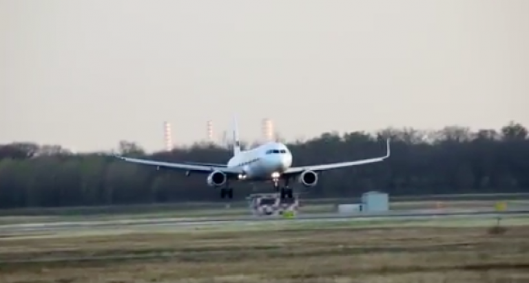 Malpensa, atterraggio con forti raffiche di vento