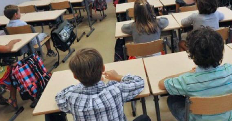 Merate, professore bestemmia e lancia sedie