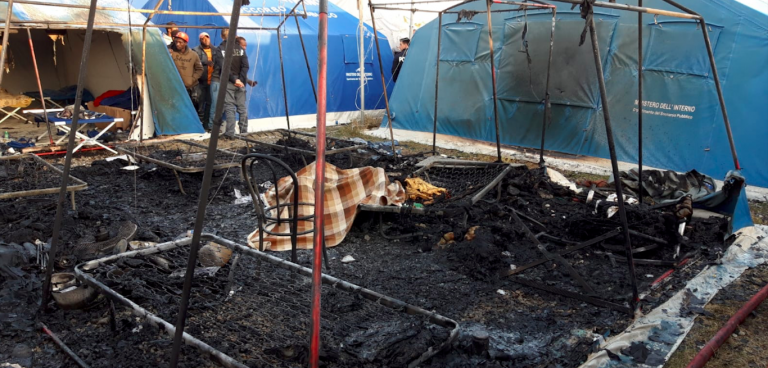 Migranti, incendio San Ferdinando