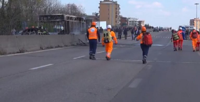 Milano, autobus esploso