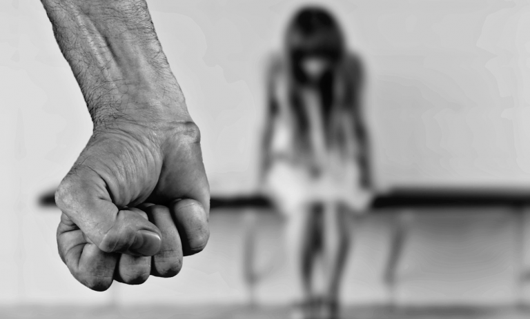 Padre stupra figlia