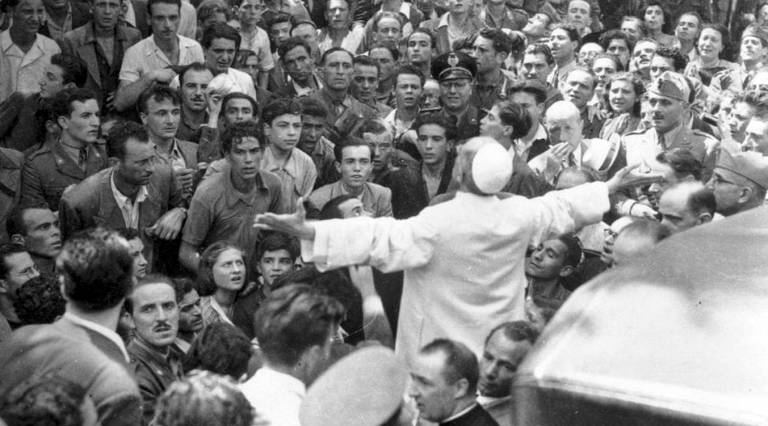 Papa Francesco aprirà gli archivi segreti del Vaticano su Pio XII Papa Francesco aprirà gli archivi segreti del Vaticano su Pio XII