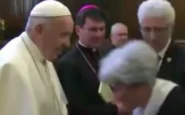 Papa Francesco rifiuta bacio