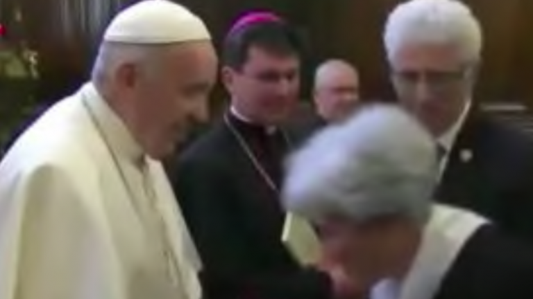 Papa Francesco rifiuta bacio