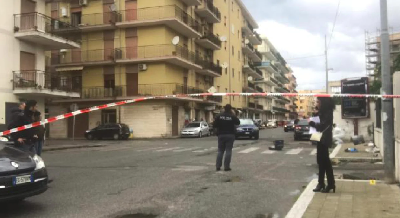 Reggio Calabria, dà fuoco all'auto dell'ex moglie