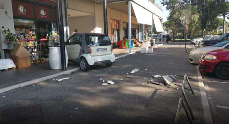 Roma, auto travolge i tavolini del bar