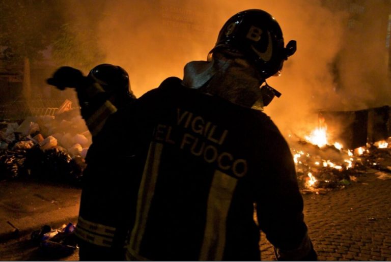 roma fuoco rifiuti 768x515
