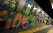 Roma, uomo cade sui binari della metro