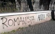 "Romanista Anna Frank" e una svastica, scritta shock al centro di Roma