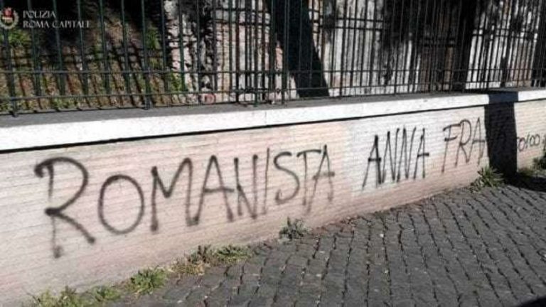 "Romanista Anna Frank" e una svastica, scritta shock al centro di Roma