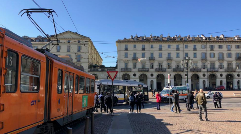 Torino, donna investita da un autobus perde il piede