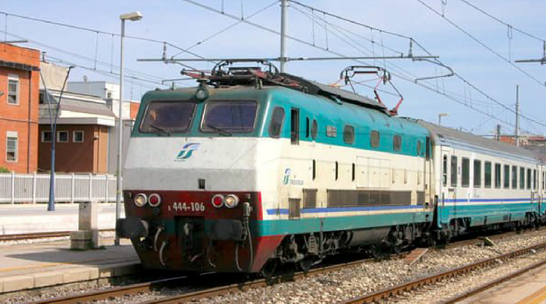 Torre del Greco, donna investita dal treno