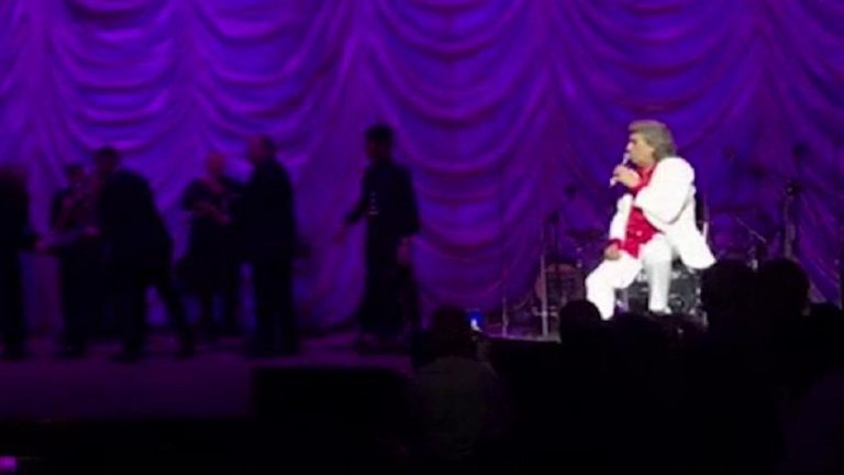 Kiev, paura per Totò Cutugno: un uomo sale sul palco