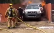 Uomo salva il proprio cane in un incendio