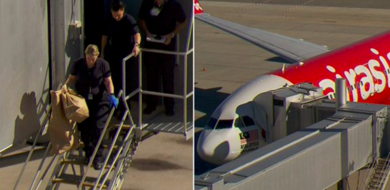 Bimba morta in aereo