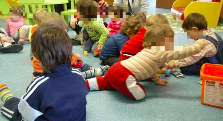 Bimbo spinto all'asilo a Milano