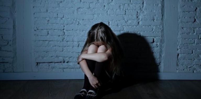 abusi su bambina