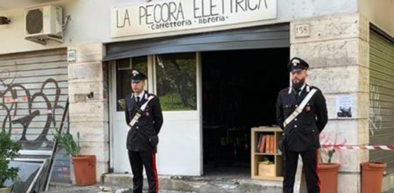 Centocelle, incendio nella caffetteria