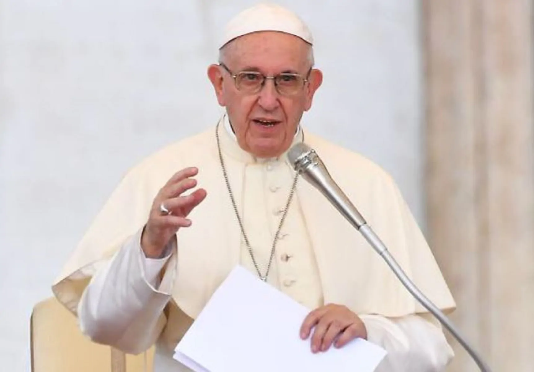 Veglia di Pasqua, papa Francesco: "Bisogna superare le barriere"