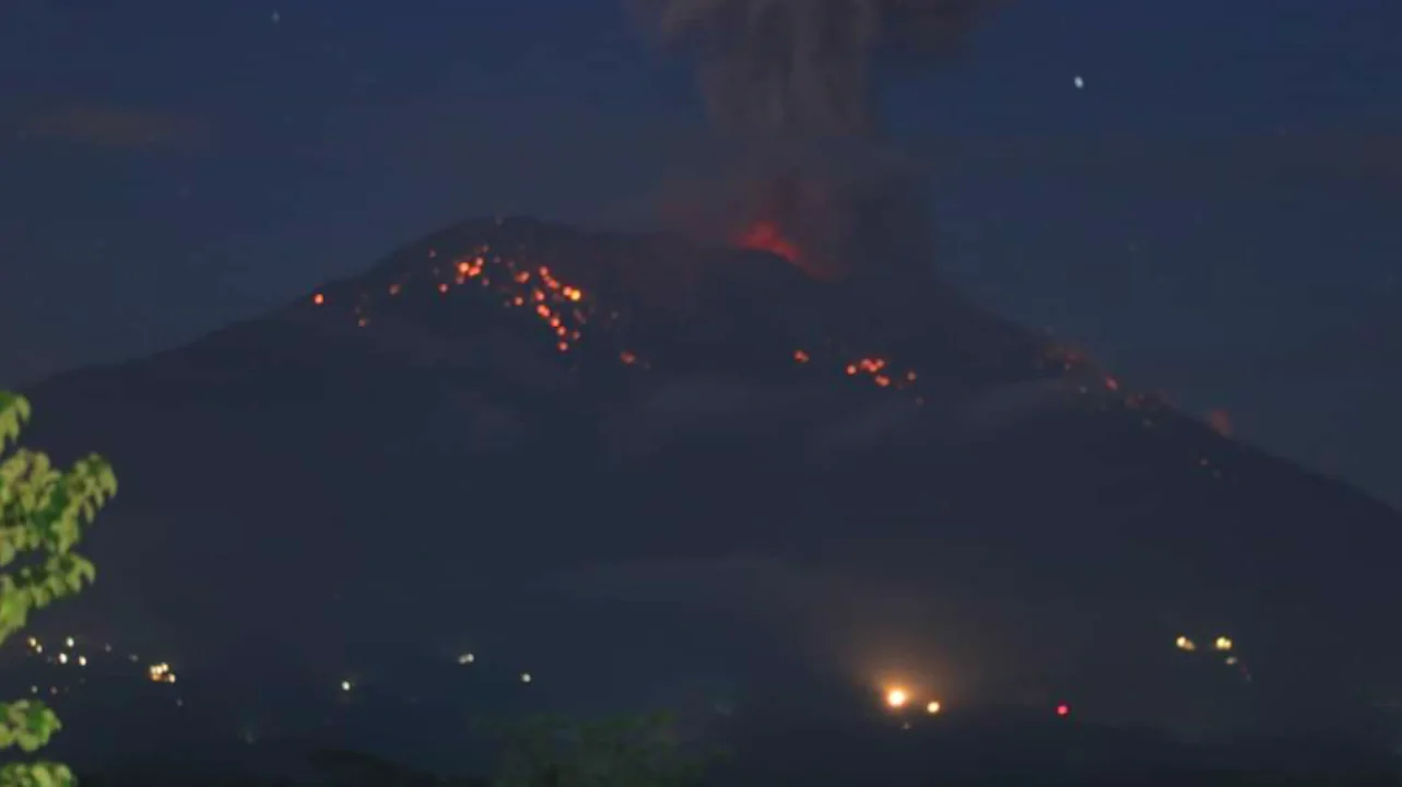 Indonesia, erutta il vulcano Monte Agung