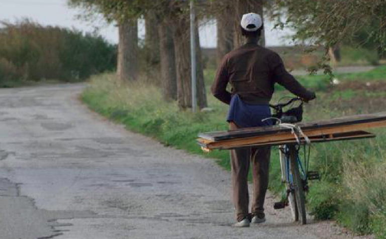 Investe e uccide migrante
