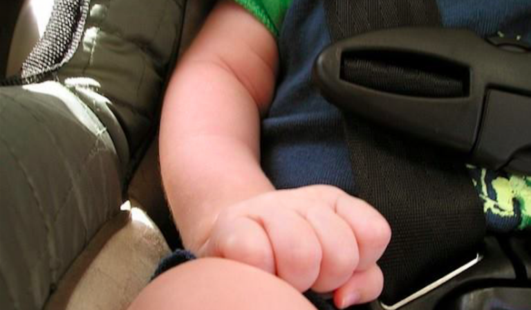 treviglio-lascia-figlio-in-auto