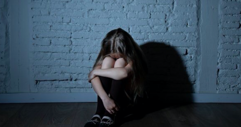 Massa, padre violenta figlia
