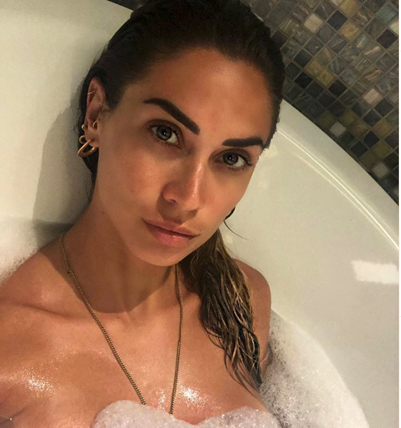 melissa satta nella vasca